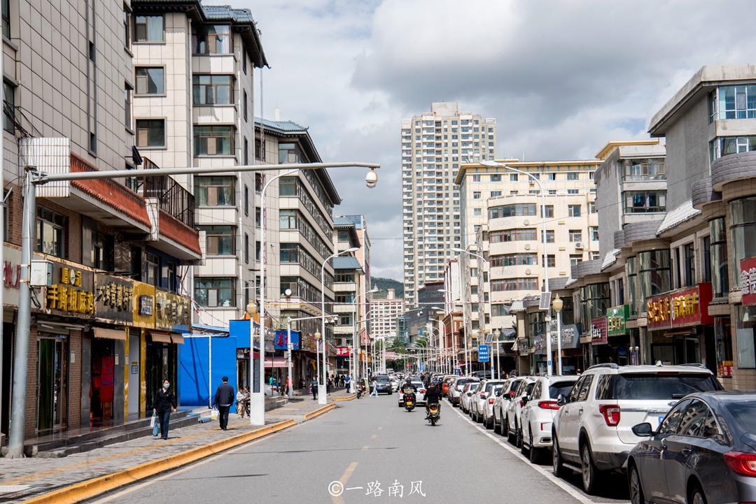 西宁著名的莫家街,被游客和当地人奉为美食圣地,白天有点冷清