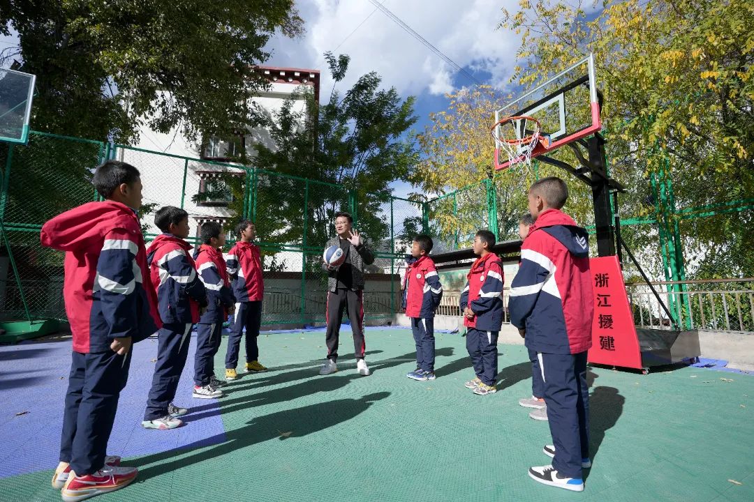 【浙里甘孜】乡城中学教师毛承推广"小篮球"  培养少年"篮球梦"