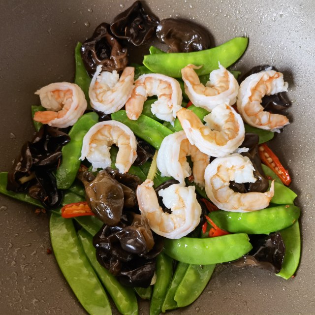 荷兰豆木耳炒虾仁,荷兰豆脆嫩,虾仁q弹入味儿