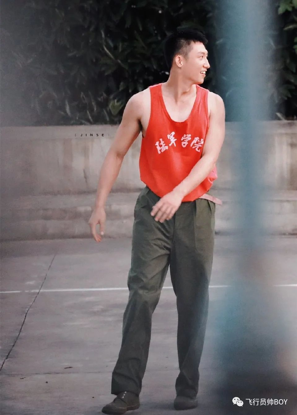 黄景瑜新戏穿红短裤打篮球,跳起来的视频就看了一百遍!