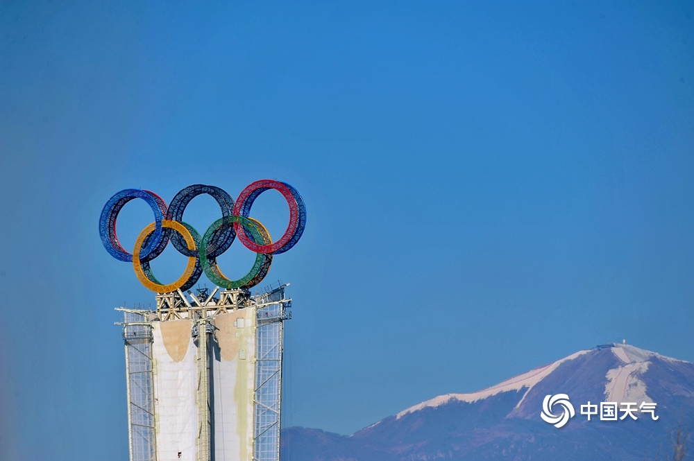 北京蓝天下 多角度直击冬奥新地标"海陀塔"