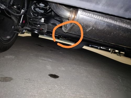 若所见的液体是水,那么它很可能是从汽车消音器排气管正常排出的.