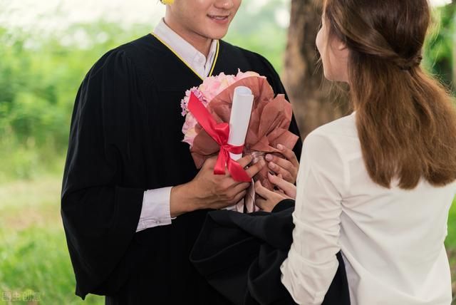 国内首位公开艾滋病女生朱力亚,自爆黑人男友传染,直言不后悔?