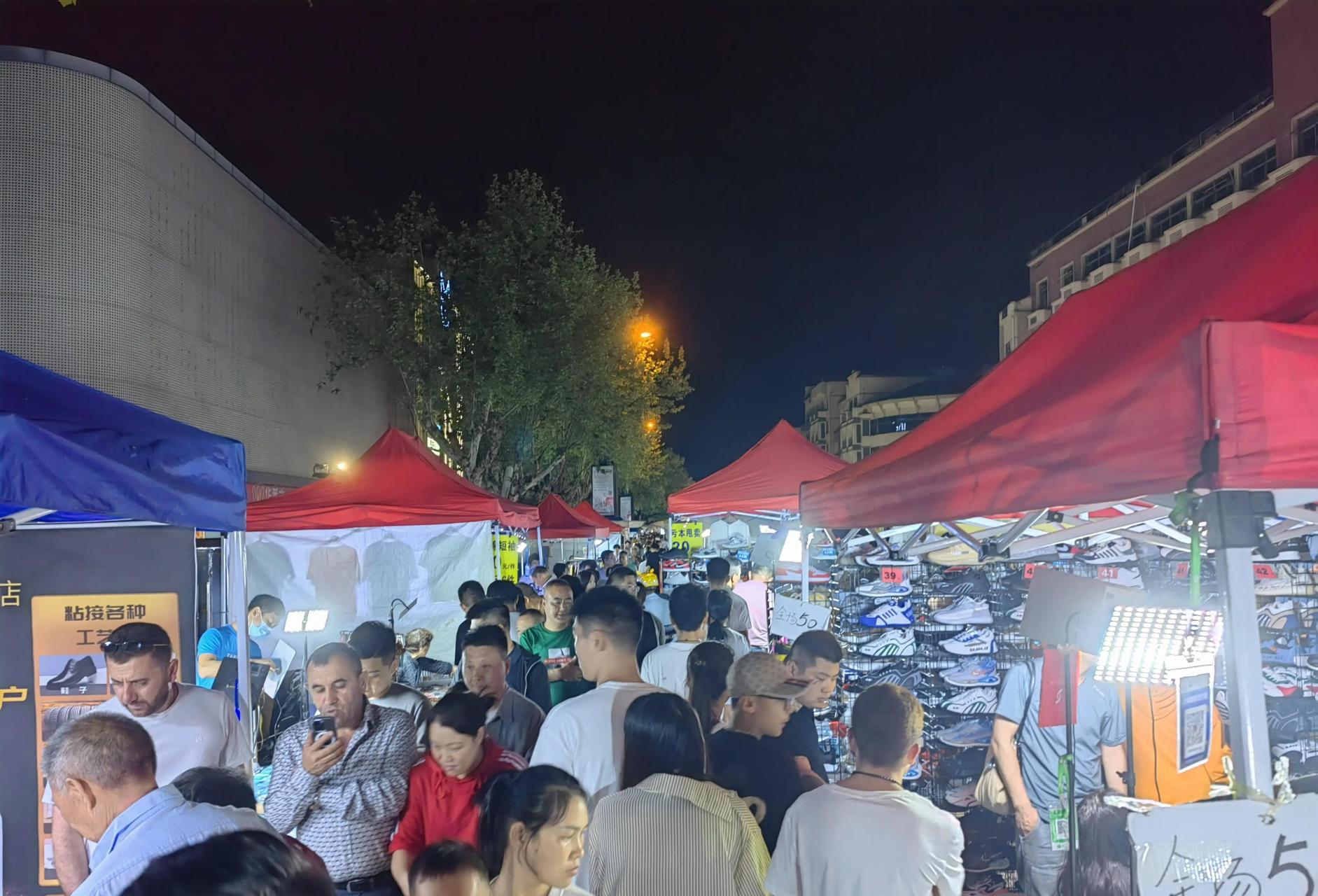 人海攒动的义乌宾王夜市与冷冷清清的义乌国际商贸城,这说明了什么?