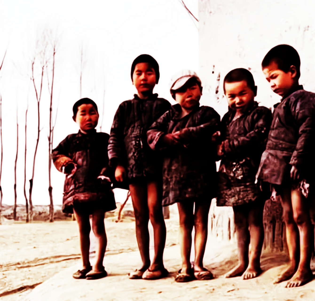 1955年,甘肃农村,一群赤脚的孩子只穿上衣,没穿裤子.