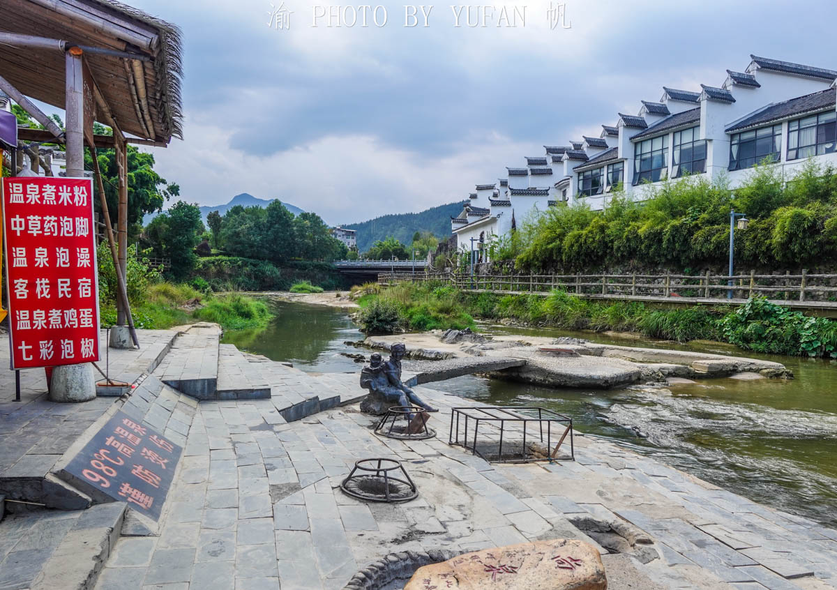湖南乡下发现的野温泉,水温高达98℃,若掉入其中瞬间烫伤