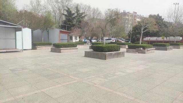 做好日常保洁 海琴广场展新颜