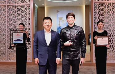 红旗金葵花首辆千万级定制国礼车型交付：车主是个外国人