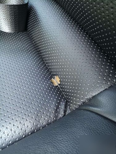 以下是关于汽车内饰绒布被烟头烫坏后的修复方法和建议:许多车主对于