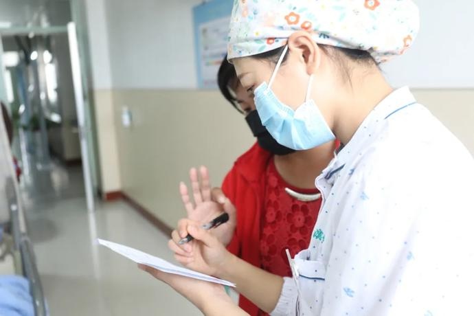 暖心!滨州这位夜班护士与患儿聋哑家长用纸笔交流对话