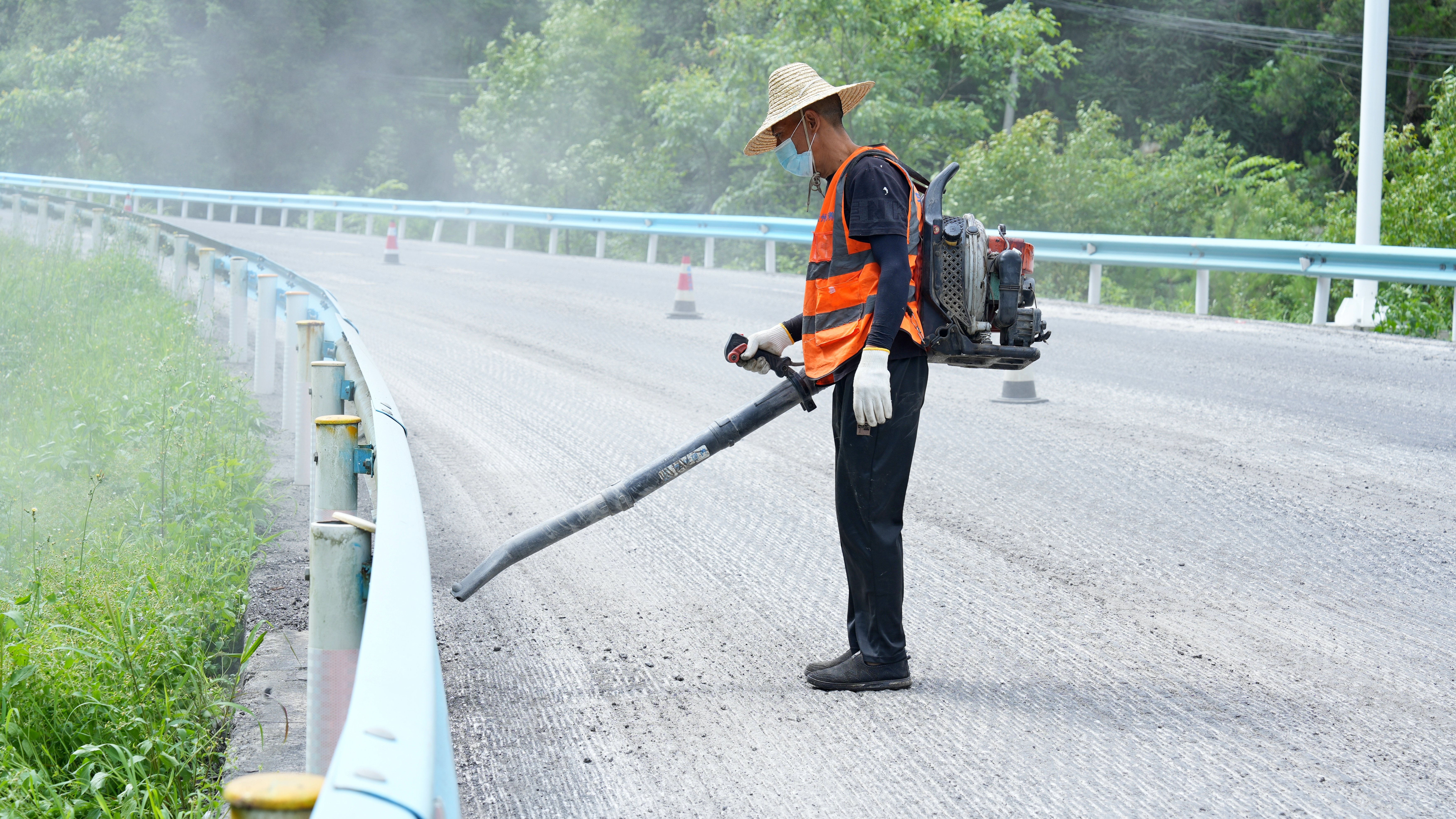 抢抓晴好天气!安顺公路管理局加快推进路面预防性养护施工