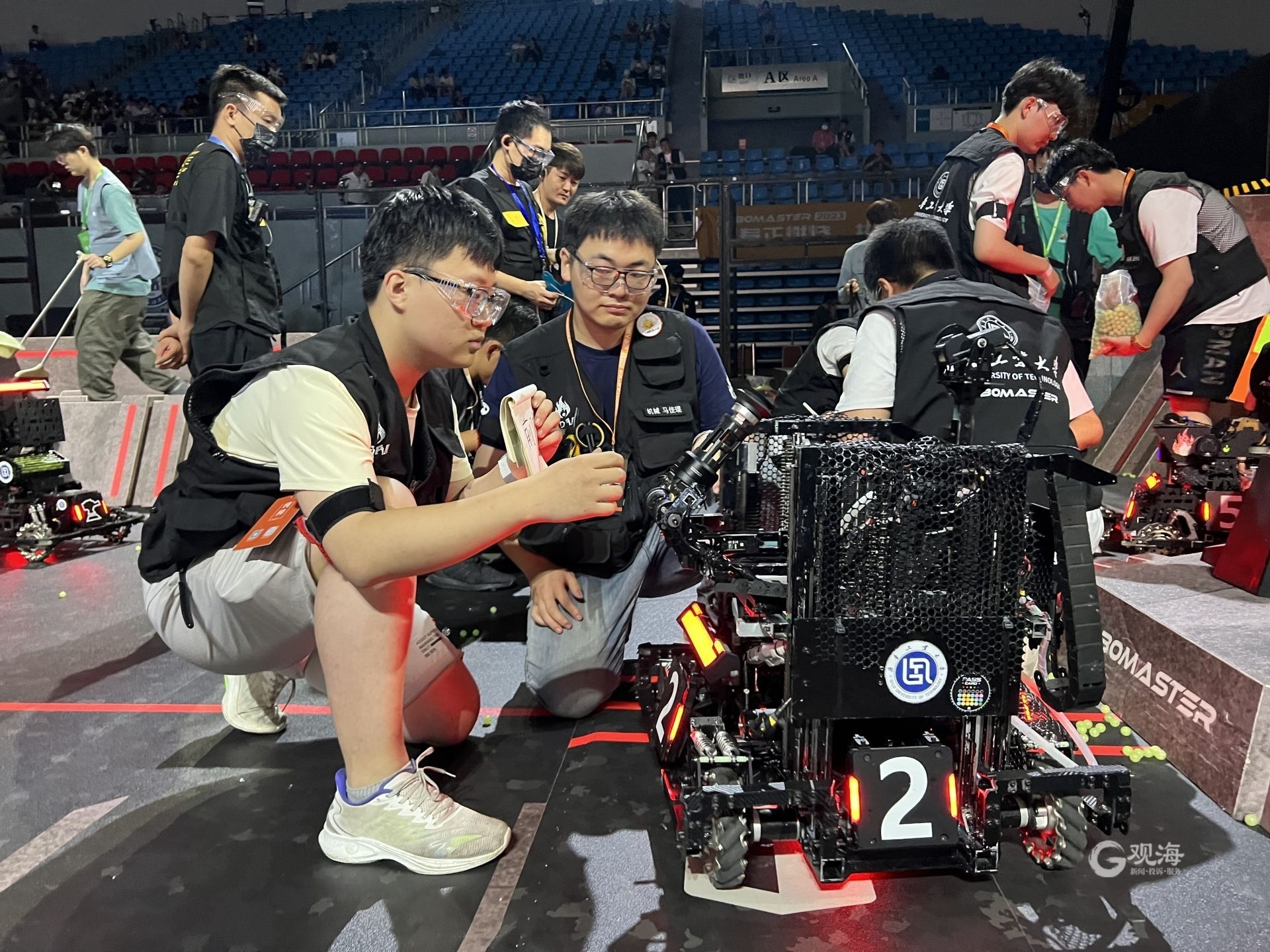 巅峰对决!机甲大师超级对抗赛在青开赛