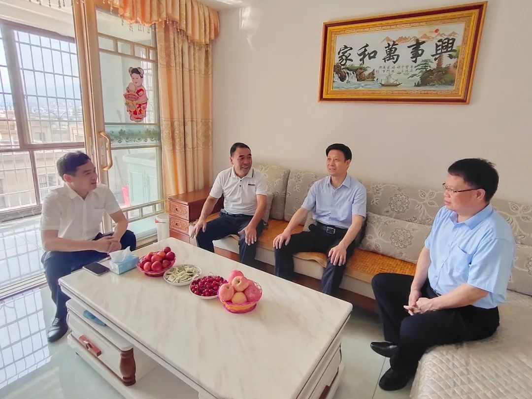 苏传辉到我县开展走访慰问军烈属活动及项目调研工作