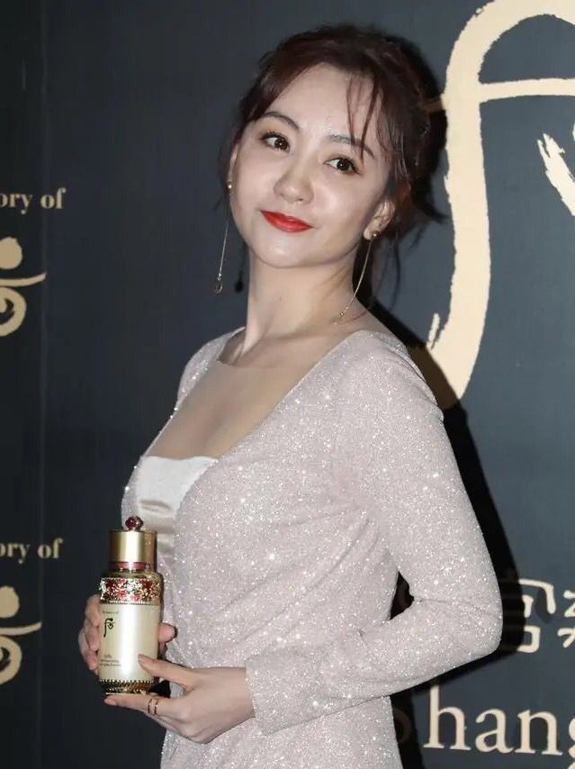 杨蓉这是怎么了?脸部浮肿僵硬,还泛油光,化浓妆也挡不住老态