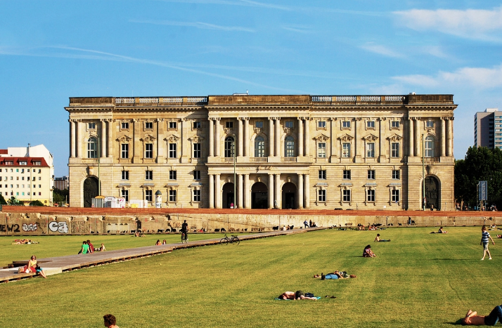 柏林汉斯艾斯勒音乐学院「钢琴系主任」比尔吉塔·沃尔伦韦伯教授