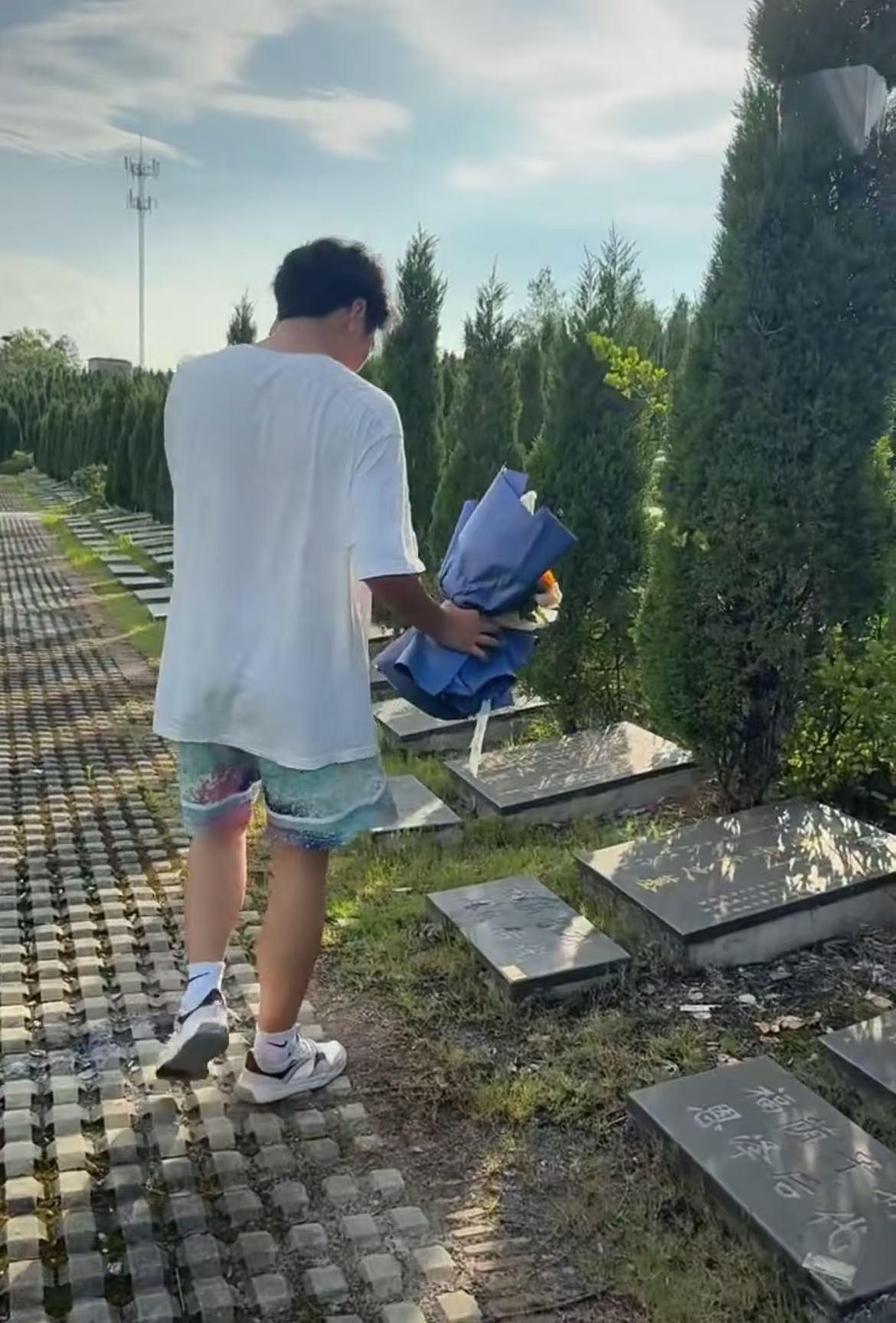 江西一男生高考完后直奔母亲墓地悼念其父孩子特别懂事走出考场后