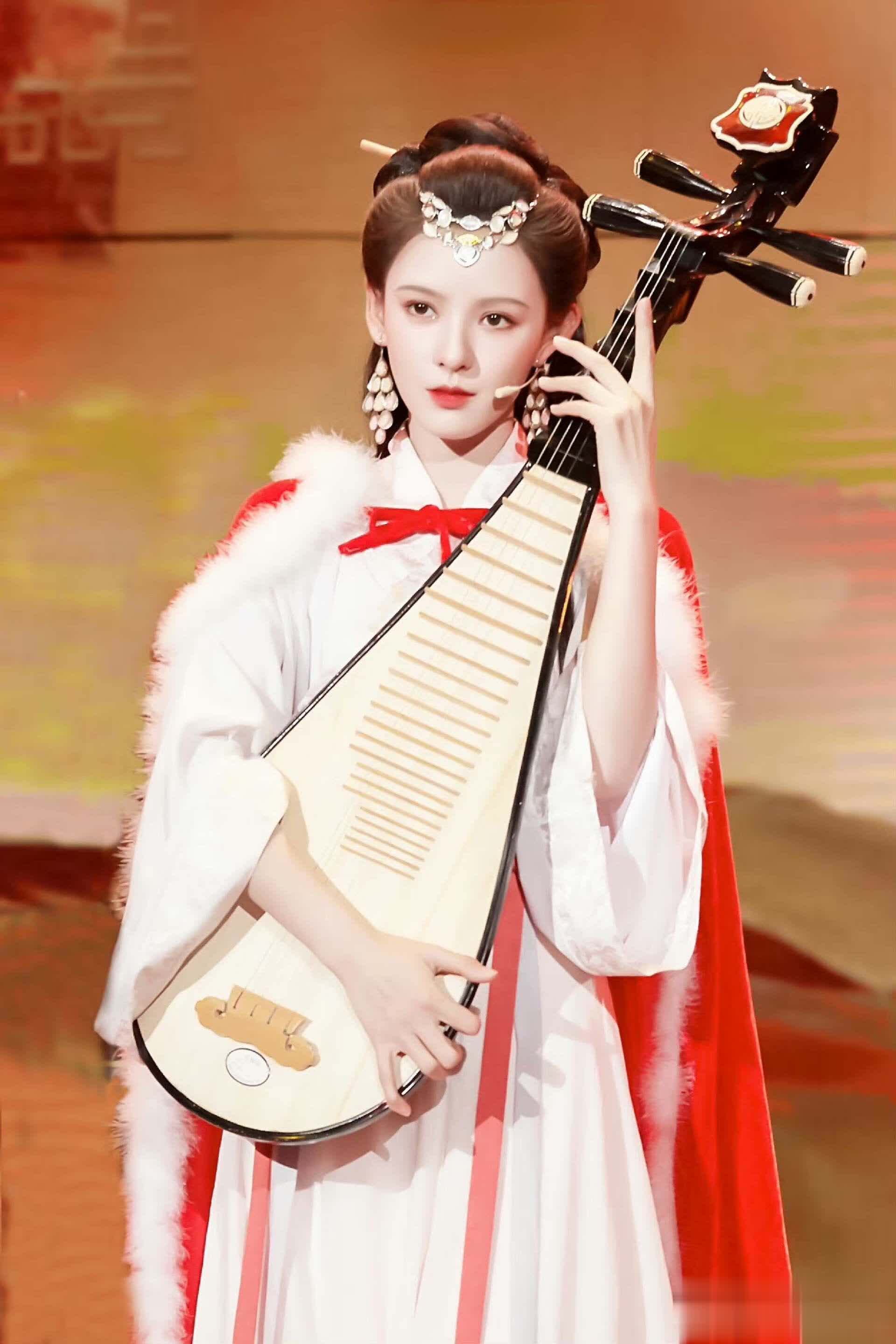 张予曦cos王昭君,手拿琵琶,身穿红色披风,王者能出同款皮肤吗