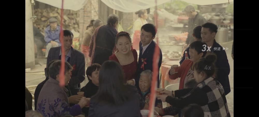 雨濛濛的清晨,挑籮筐的迎親隊伍……攝影師將鄉村婚禮拍成文藝片