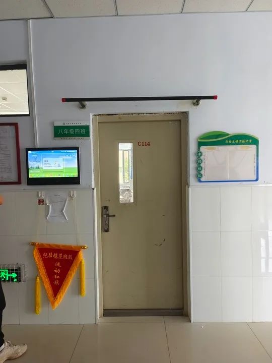 这所中学教室门口"长"满了做引体向上的男生?他们是在