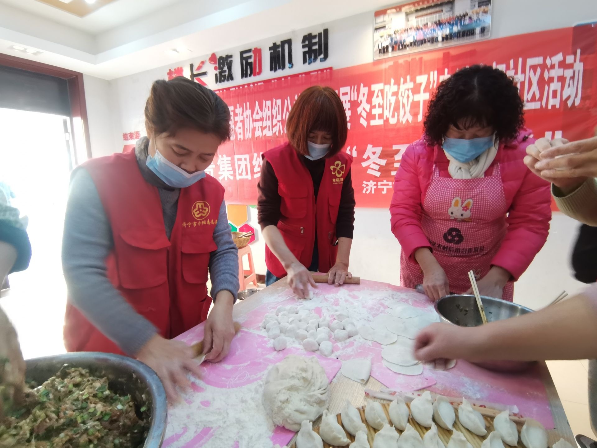 南门社区开展"饺子暖冬日 相聚在冬至"冬至包饺子活动