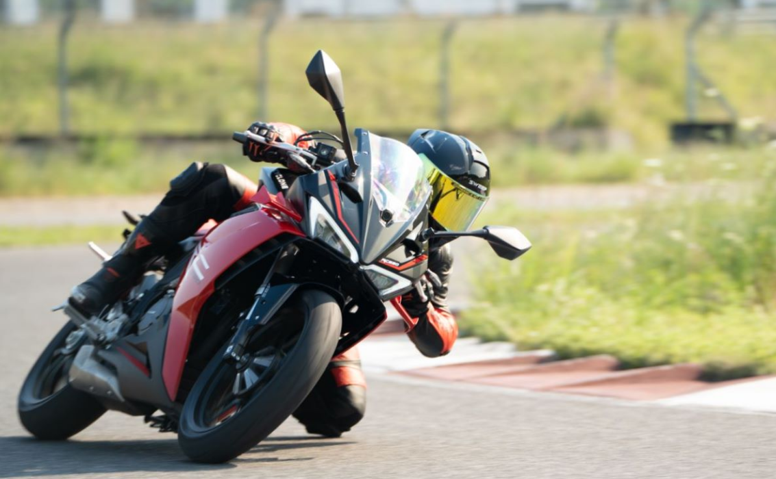 预算2万,仿赛首选!赛科龙rc250:标配tcs,电子快排,极速130km