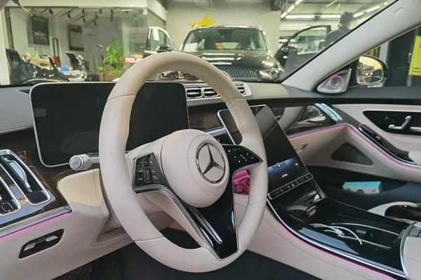 奔驰21款s400豪华版改桃木方向盘,米色内饰更显大方