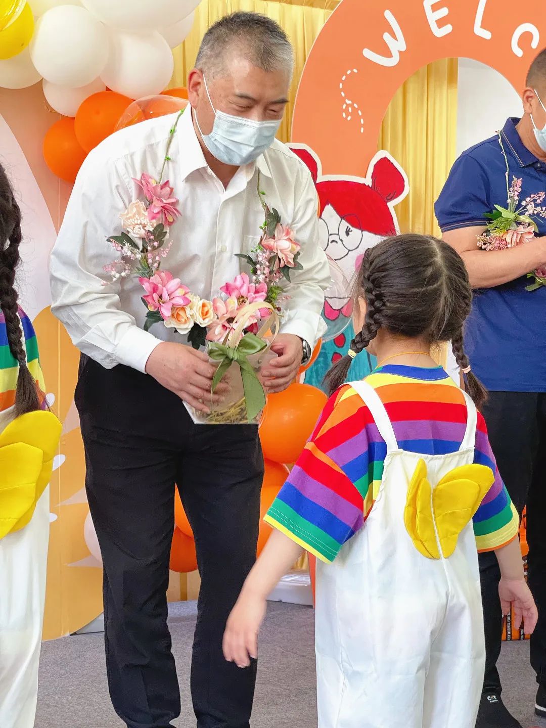 区人大常委会党组书记,主任戴冠福一行赴峰江街道中心幼儿园开展"六一