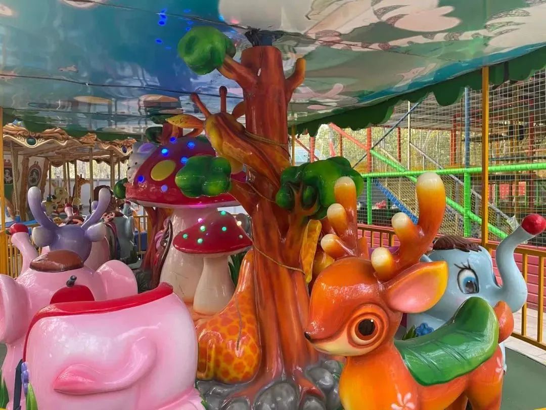 乘坐在可爱的小蜜蜂上 仿佛化身美丽的花仙子 仿佛跟小蜜蜂一起 在