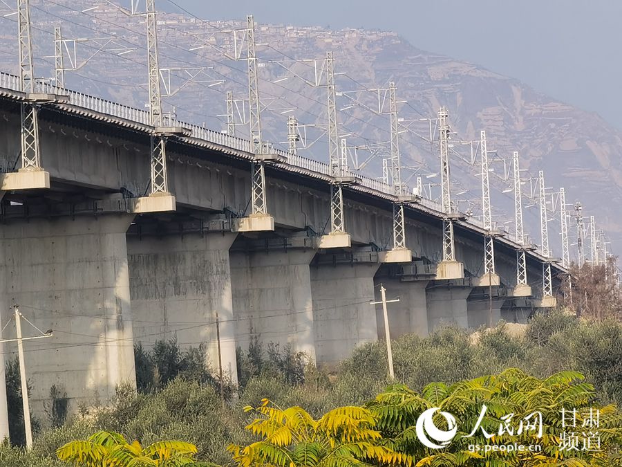 甘肃陇南:兰渝线上跑出"加速度"