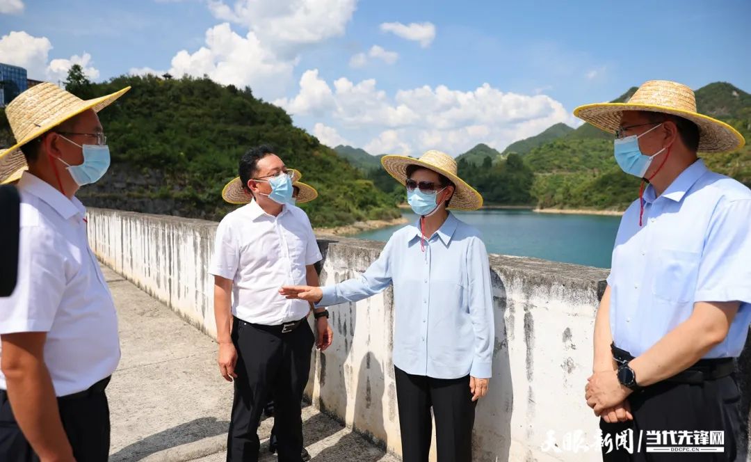 來到旱情比較嚴重的遵義市,頂著烈日,冒著酷暑,深入田間地頭,河渠水庫