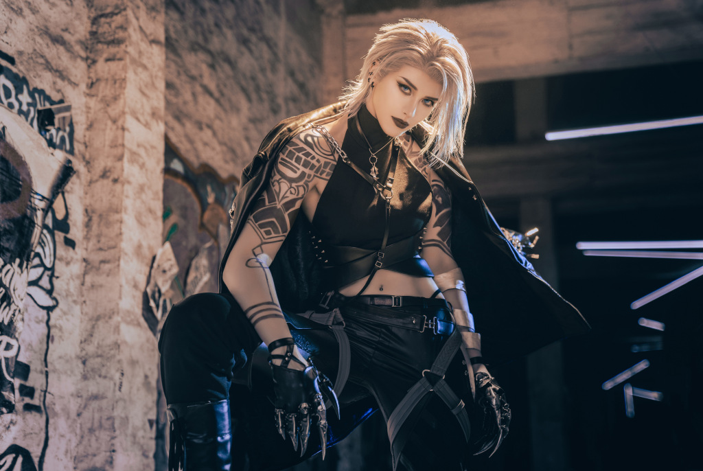 卡琳娜cos的帅气大佬,浓妆骑摩托超飒,视频截图比精修还要好看