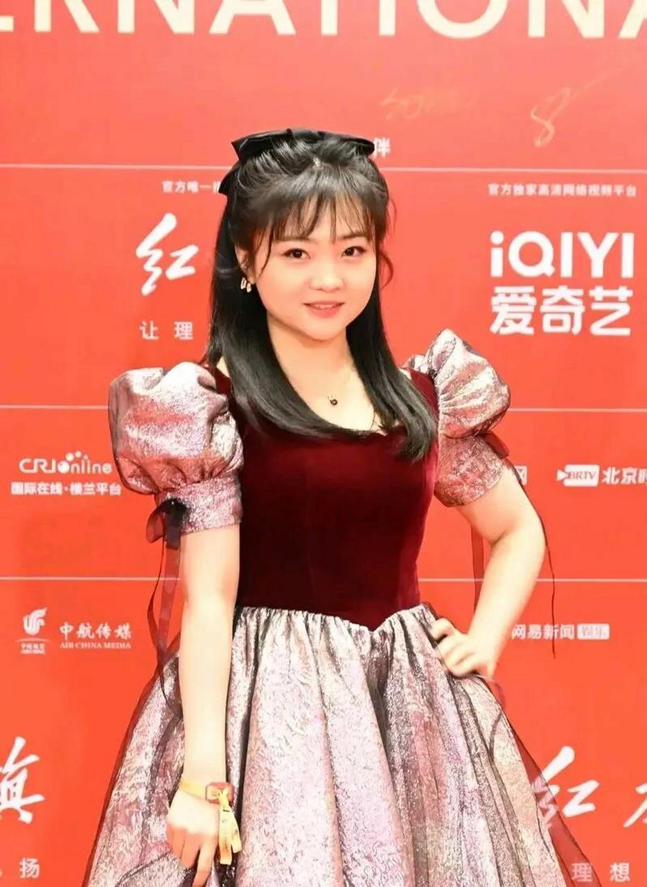 林妙可,小时候多漂亮,一身红裙从容淡定的站在舞台中央,惊艳了全国