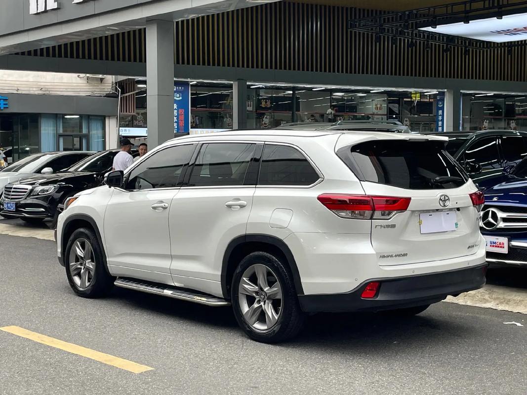 丰田suv12万图片