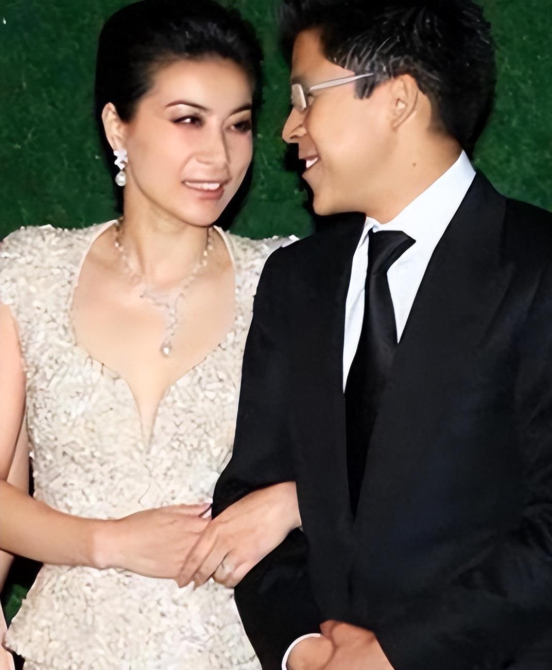 曝郭晶晶这张结婚照太漂亮了,强大的伴娘团,她坐中间像皇室公主