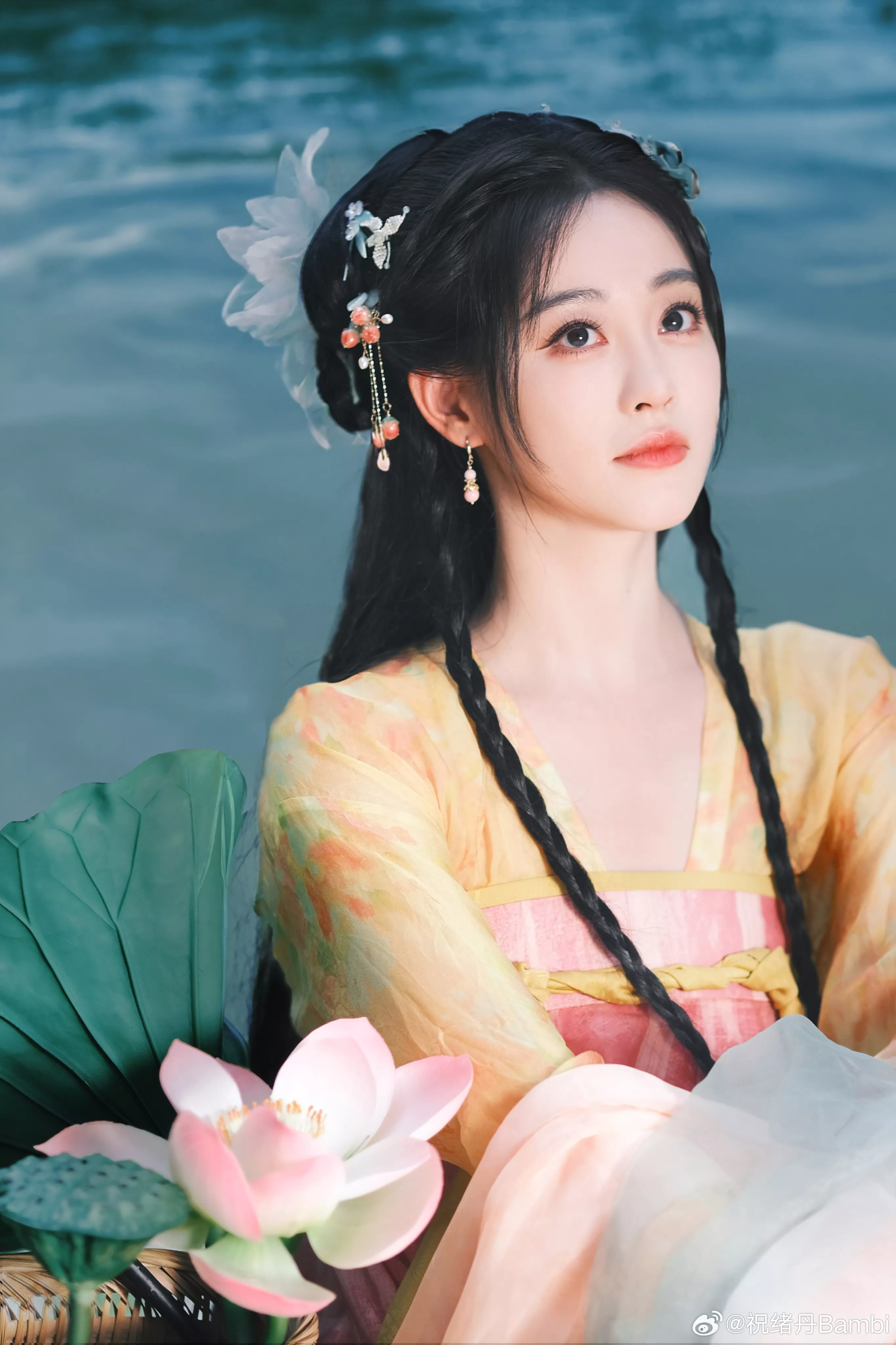 祝绪丹的古风写真如同荷花仙子般清纯优雅,娇媚动人