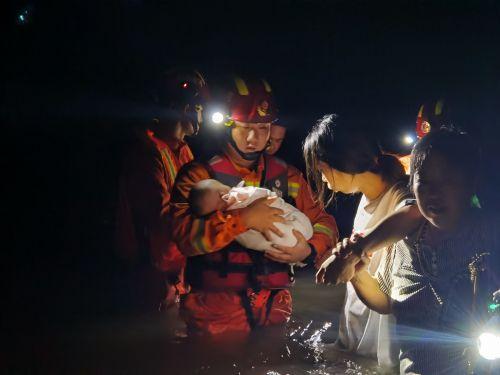 消防员怀抱婴儿牺牲图片