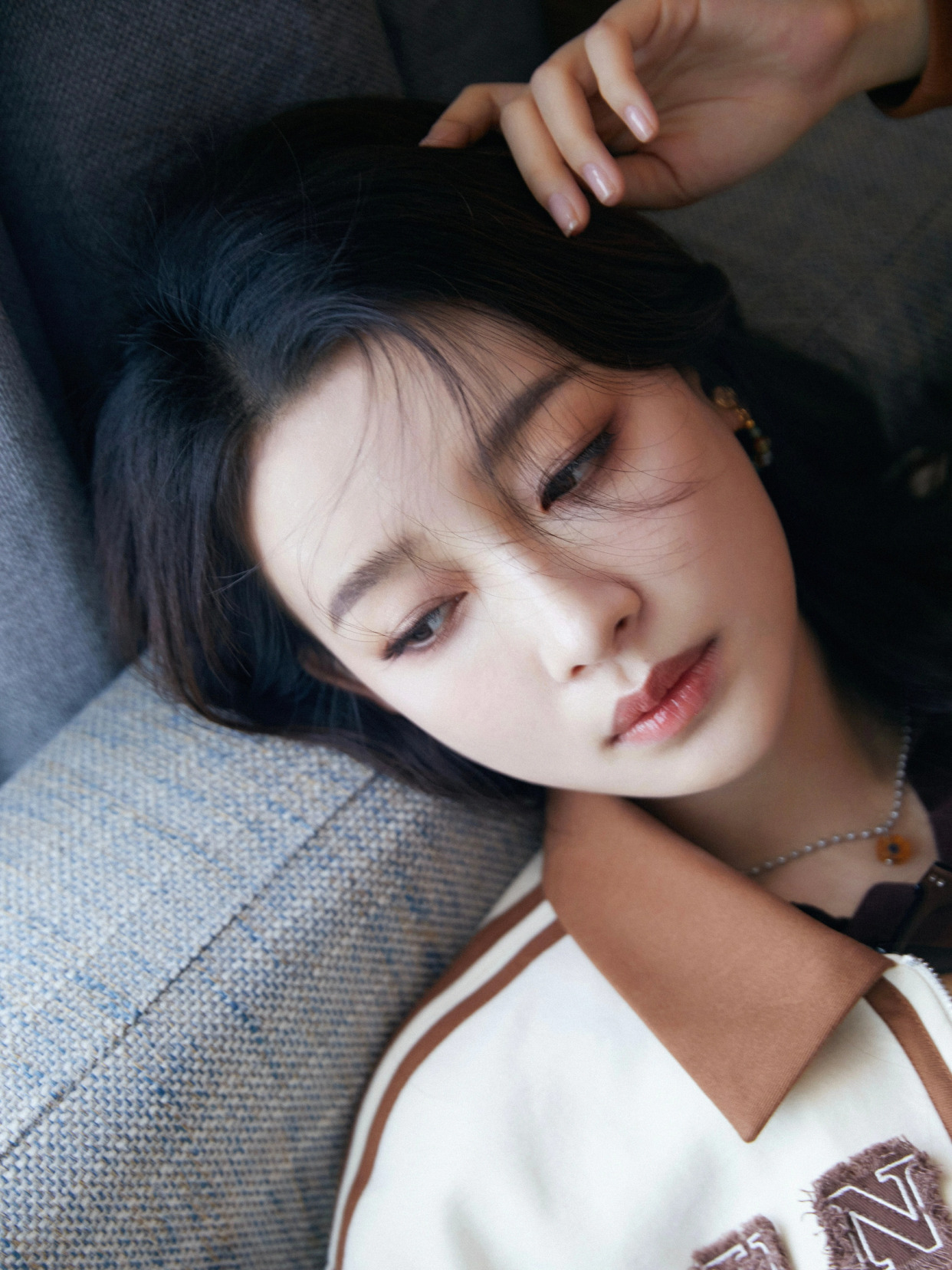 孙怡白色卫衣牛仔短裙休闲,青春俏丽,一点不像当妈的样子