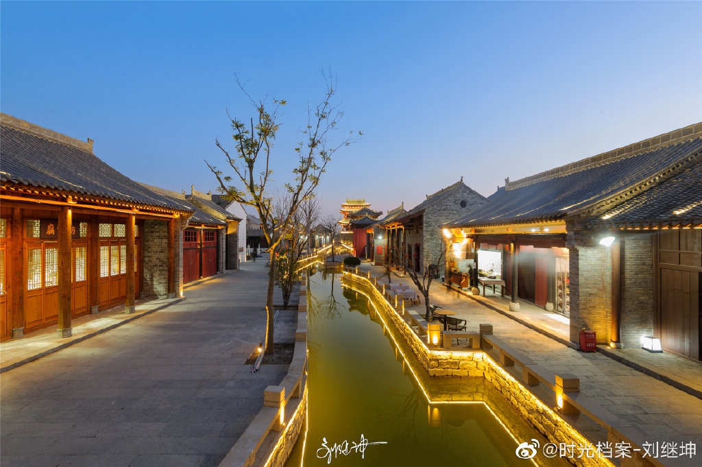 夜幕降临,彩灯将袁家村·宿迁印象水街装扮得流光溢彩