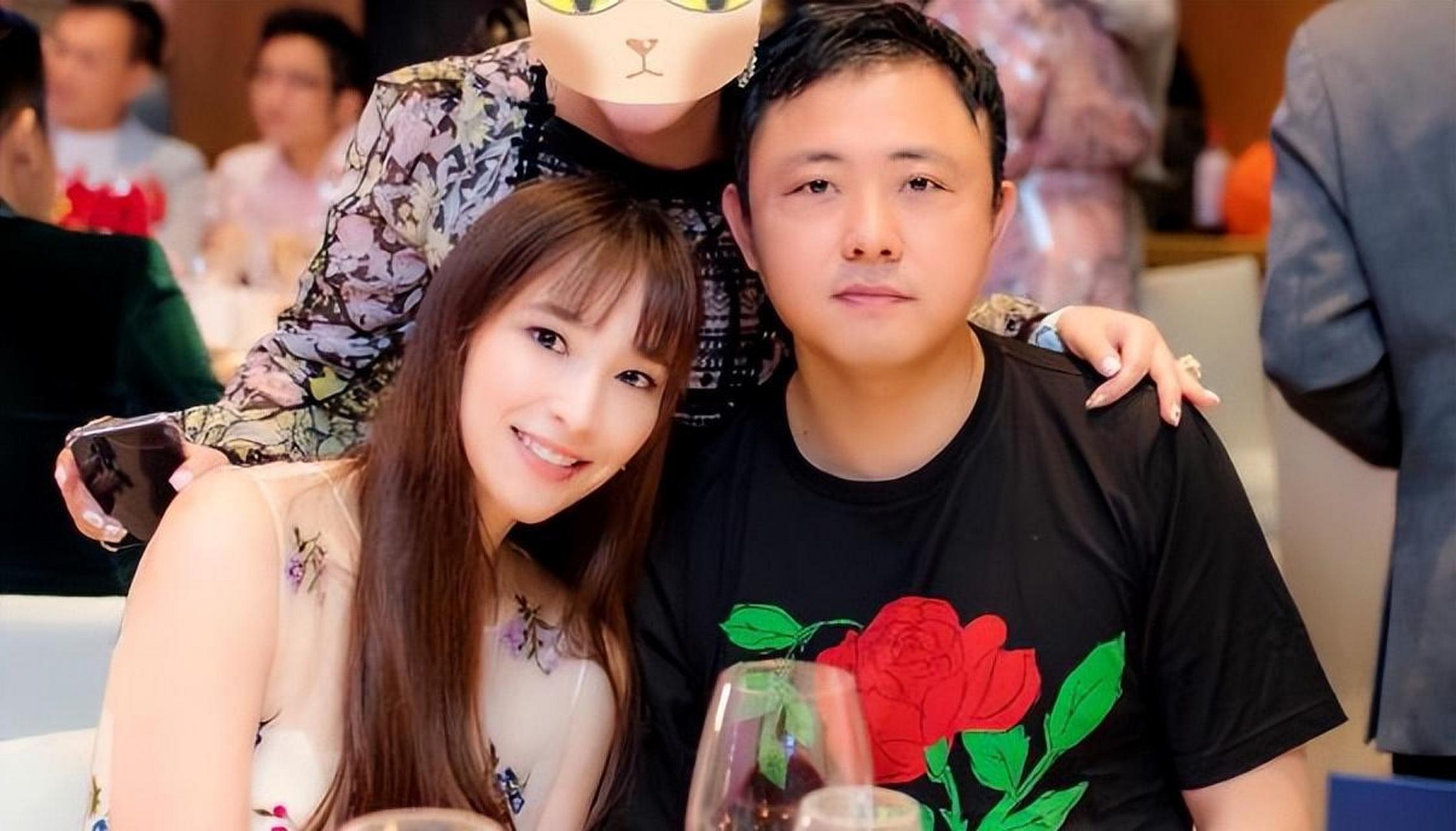 吴佩慈与纪晓波到底有没有结婚?没有任何媒体可以给出一个准确的答案.