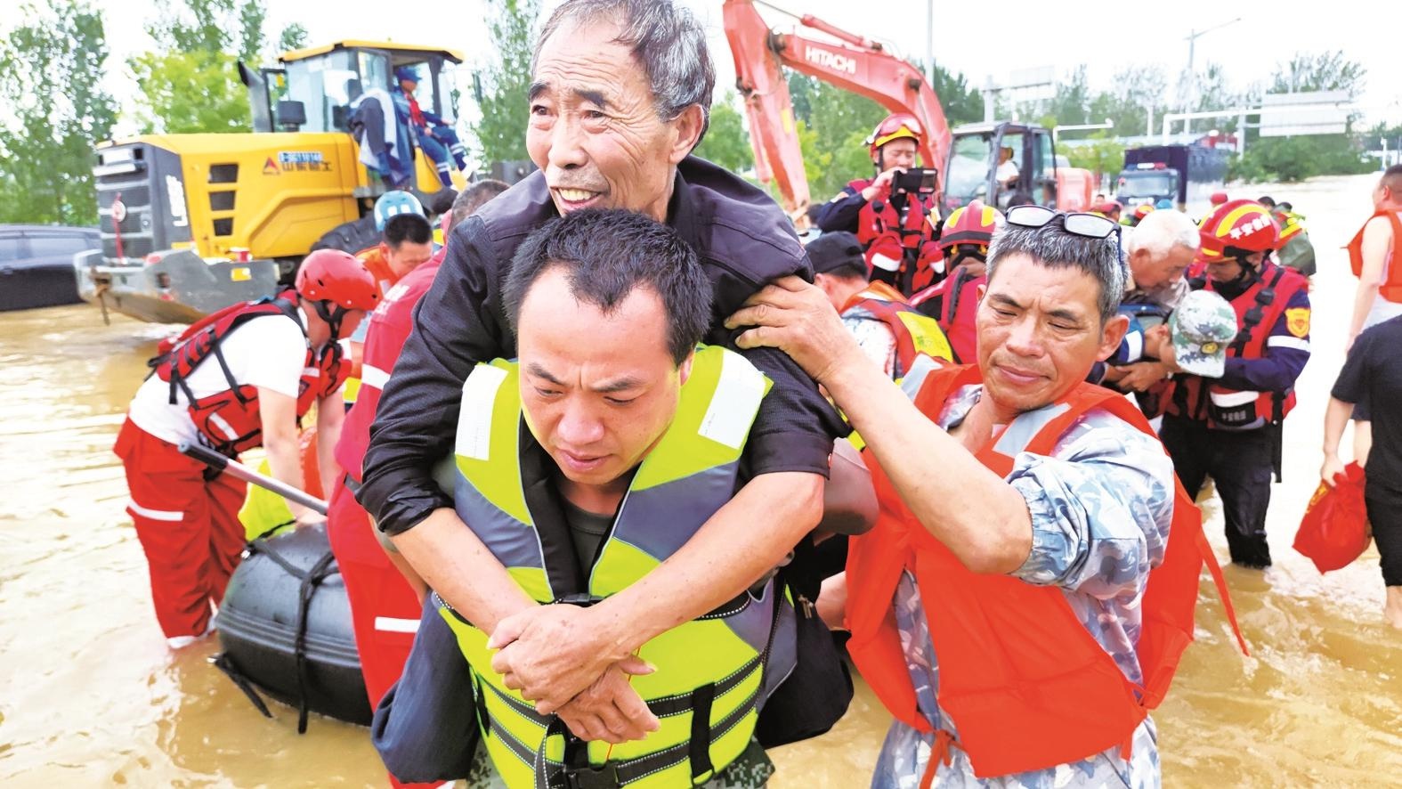 乘坐冲锋舟安全转移——本报记者直击河南新乡小朱庄村抗洪抢险现场