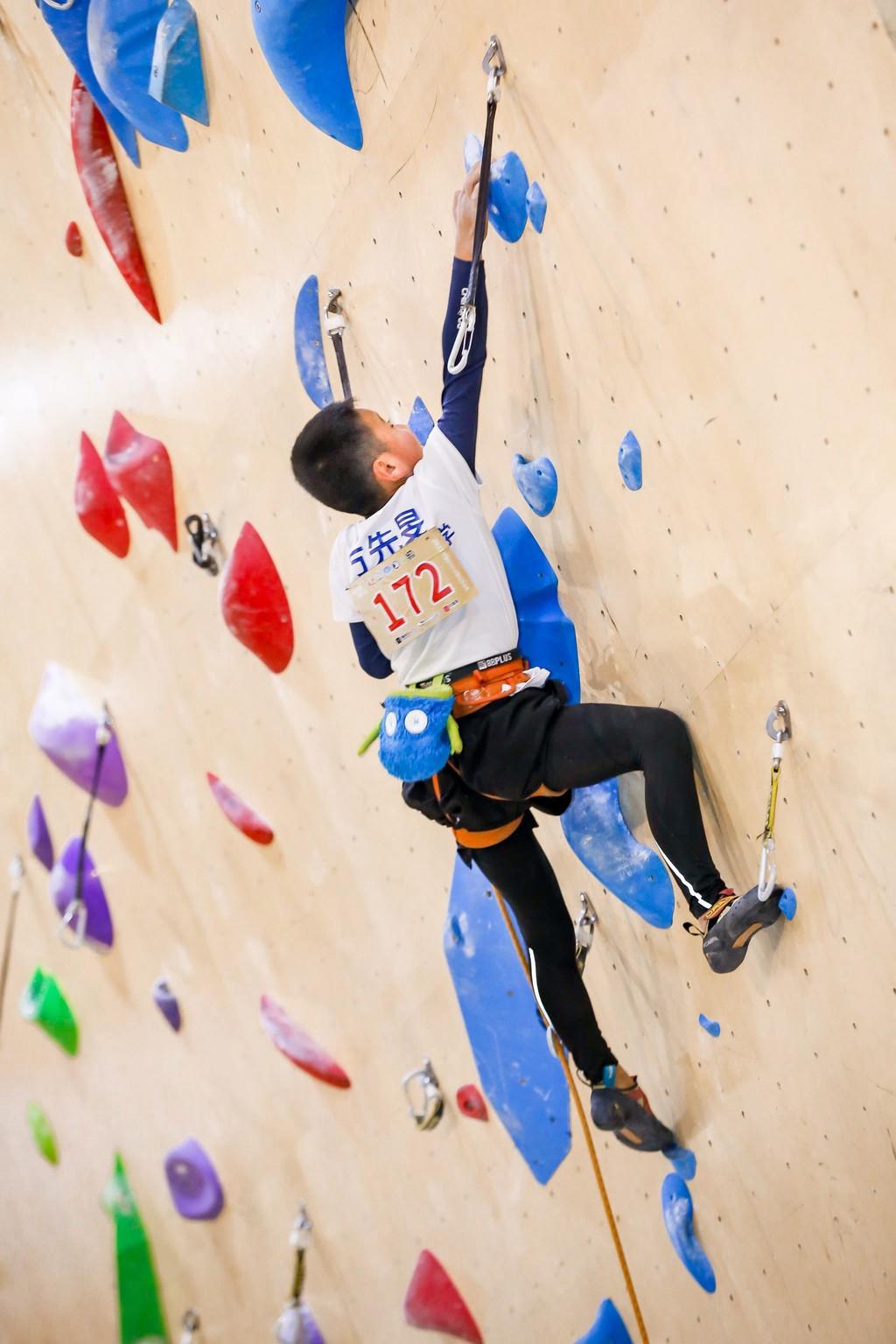 成都青少年攀岩锦标赛:岩壁起舞,攀岩少年展示极致力与美
