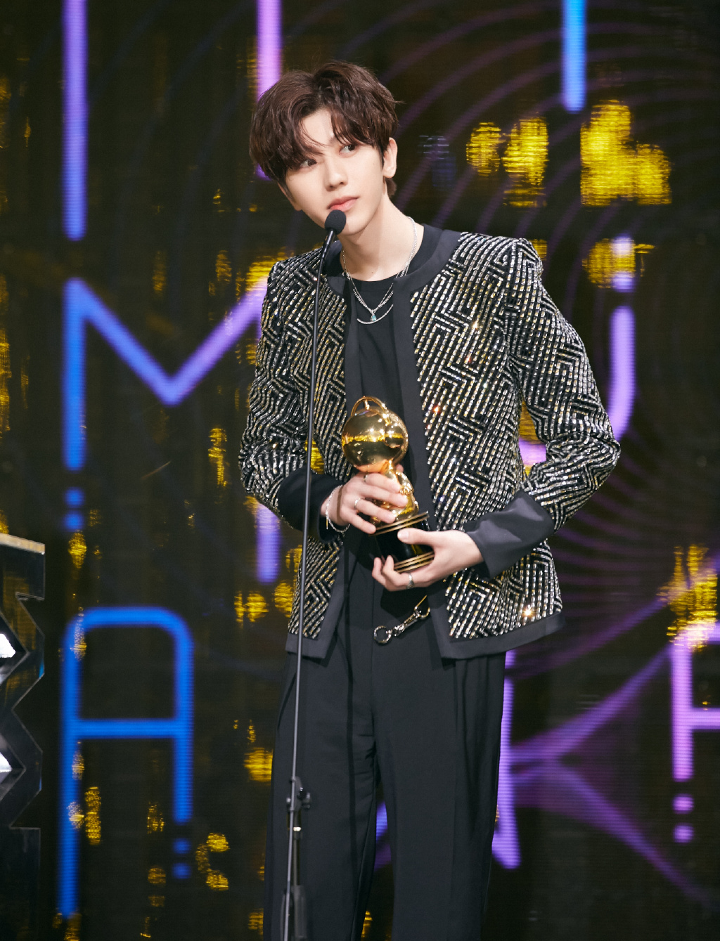 去年今日|蔡徐坤咪咕汇盛典荣获四项大奖 璀璨少年未来星途闪耀