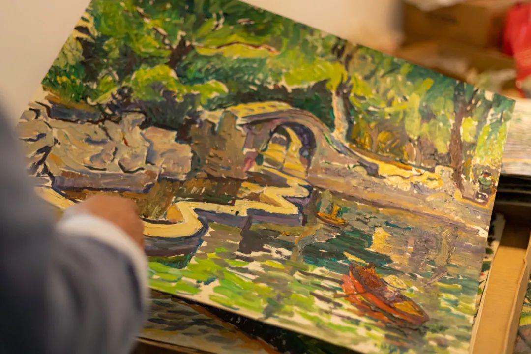 "这个画是画的兰大当时的女生楼",马力指着挂在走廊的画介绍道,"这个