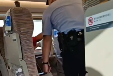 高铁乘客突然拿出台式电风扇吹风被劝阻 12306回应：能带但不能用