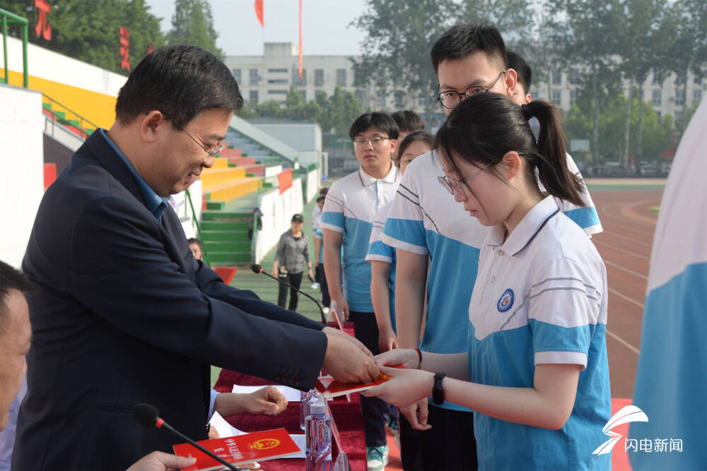 临沂第三中学举行十八岁成人礼仪式