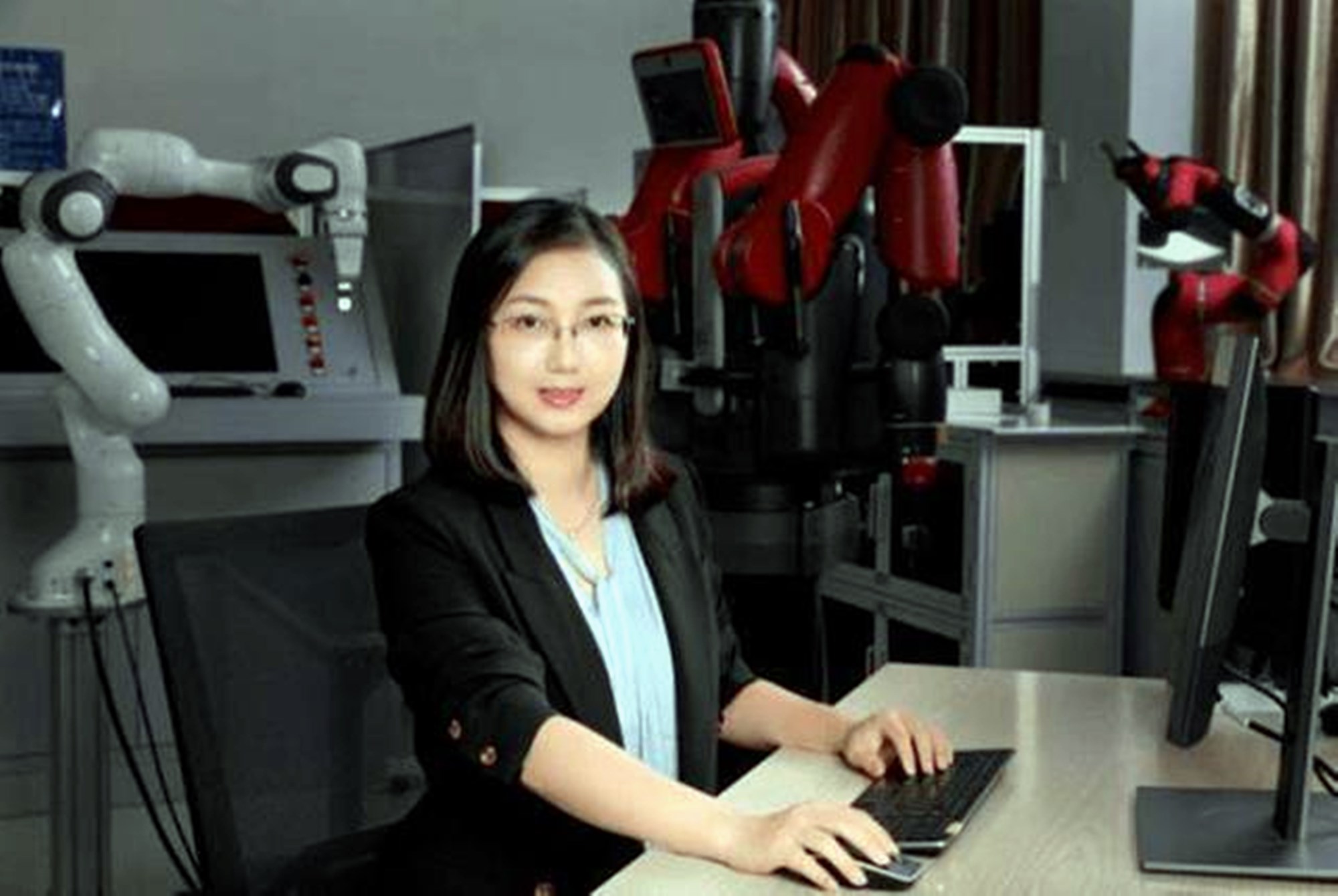 郑州大学"美女院长"走红,28岁当副教授,网友:美貌和才华并存