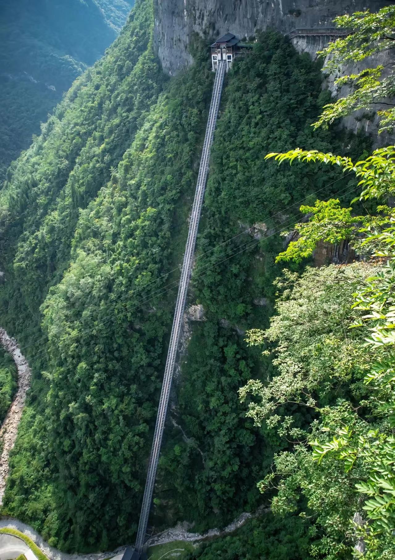 观光电梯修进恩施鹿院坪,景区:去年开通,登山耗时由一个半小时缩至两
