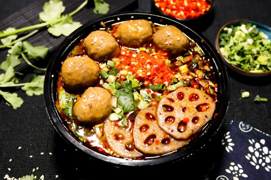 (如有更合理的解答请踊跃在评论区发言)比如冒菜需要配米饭,但麻辣烫