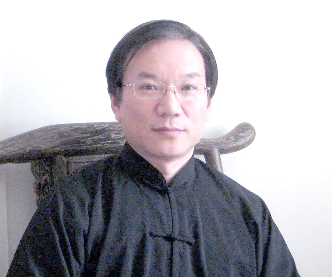 王朝晖,一位杰出的书法家,现为中国书法家协会的会员,同时担任天津市