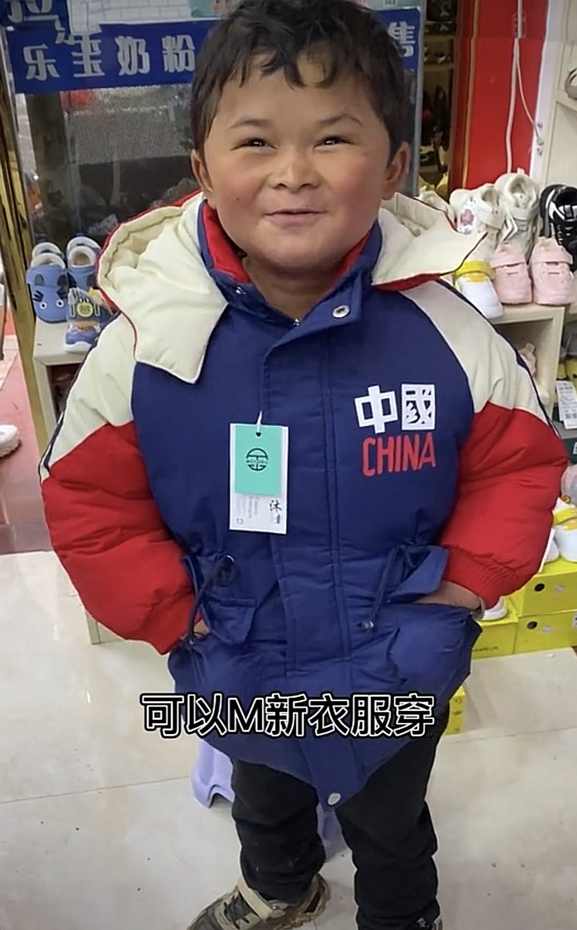 "小马云"范小勤喜迎新年,团队为全家购新衣,帮其哥哥穿袜子